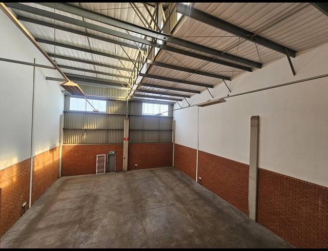 290M² WAREHOUSE TO LET IN LONGLAKE